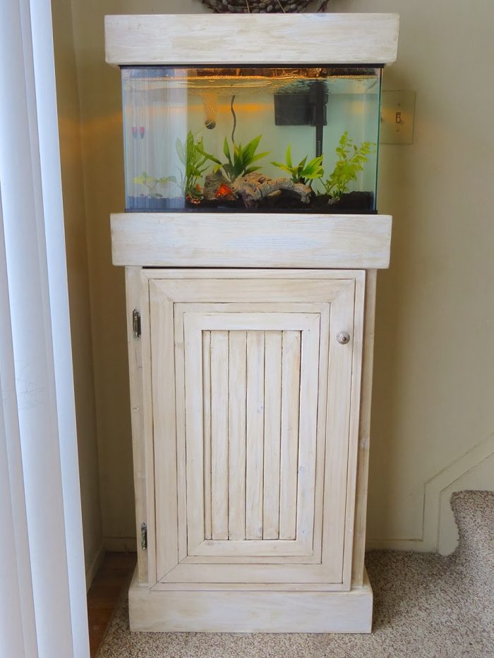 Build Your Own Fish Aquarium Stand - theprojectlady.com